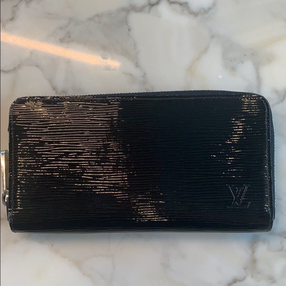 Louis Vuitton zippy wallet in noir epi leather